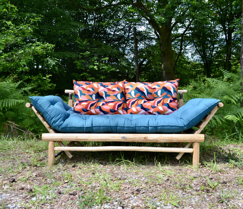 Coussins et assise de canapé en bois